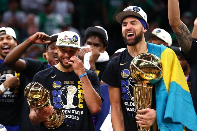 Golden State Warriors celebrates NBA championship away, Stephen Curry becomes Finals MVP for the first time - Photo 4.