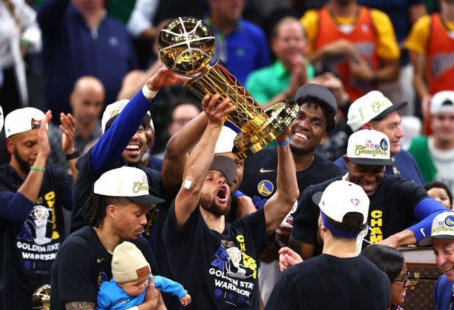 Golden State Warriors ăn mừng chức vô địch NBA trên sân khách, Stephen Curry lần đầu trở thành Finals MVP - Ảnh 5.