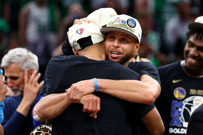 Golden State Warriors celebrate NBA championship away, Stephen Curry becomes Finals MVP for the first time - Photo 2.