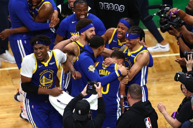 Golden State Warriors celebrate NBA championship away, Stephen Curry becomes Finals MVP for the first time - Photo 6.