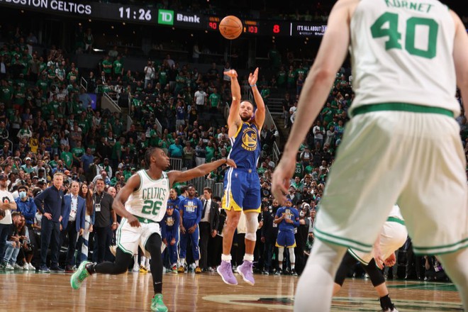 Golden State Warriors celebrate NBA championship away, Stephen Curry becomes Finals MVP for the first time - Photo 7.