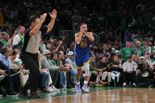 Golden State Warriors celebrate NBA championship away, Stephen Curry becomes Finals MVP for the first time - Photo 7.