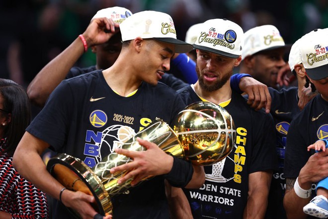 Golden State Warriors celebrates NBA championship away, Stephen Curry becomes Finals MVP for the first time - Photo 4.