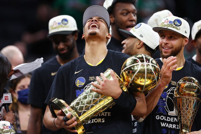 Golden State Warriors celebrates NBA championship away, Stephen Curry becomes Finals MVP for the first time - Photo 4.