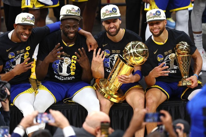 Golden State Warriors celebrate NBA championship away, Stephen Curry becomes Finals MVP for the first time - Photo 6.