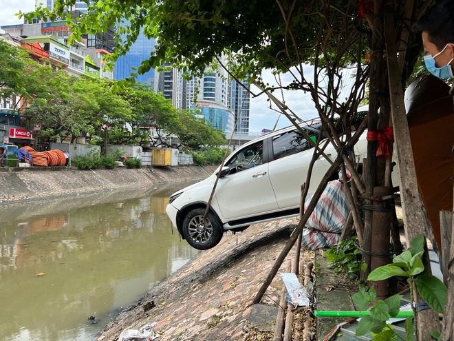 Hà Nội: Xe ô tô lao xuống sông Kim Ngưu giữa trưa, đội cứu hộ và người dân giải cứu sau một tiếng - Ảnh 3.