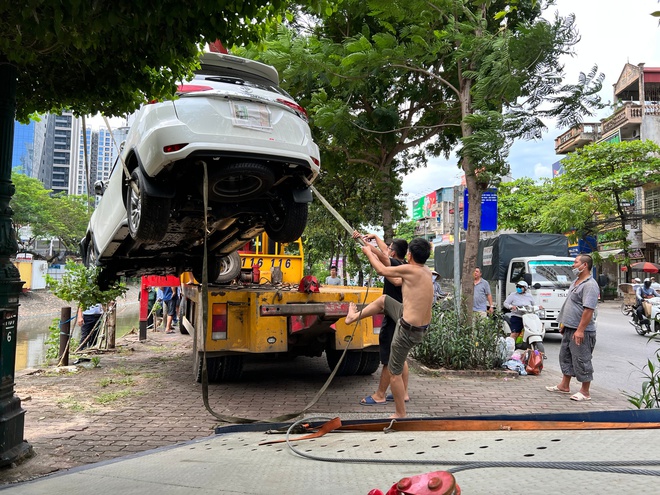 Hà Nội: Xe ô tô lao xuống sông Kim Ngưu giữa trưa, đội cứu hộ và người dân giải cứu sau một tiếng - Ảnh 4.