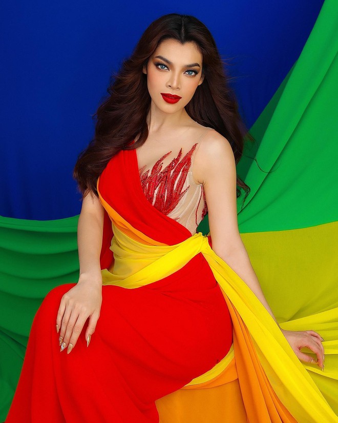 Trân Đài dùng cờ lục sắc làm váy dạ hội, mang niềm tự hào LGBT tới Hoa hậu chuyển giới quốc tế - Ảnh 2.