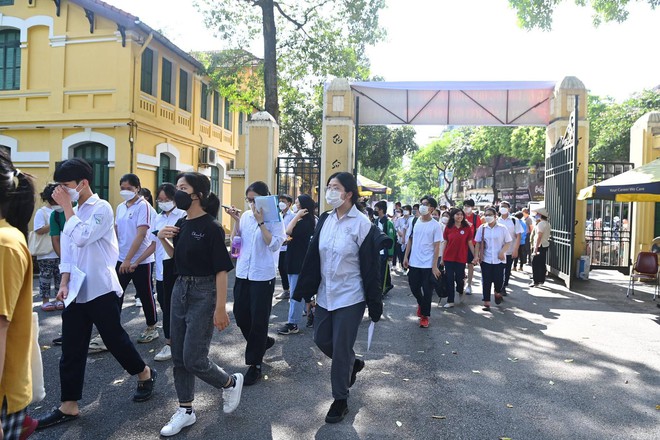 Chùm ảnh: Hơn 106.000 thí sinh làm thủ tục dự thi vào lớp 10 tại Hà Nội - Ảnh 2.