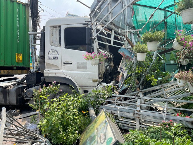 TP.HCM: Xe container lao vào quán cơm, nhiều khách đang ăn trưa bỏ chạy tán loạn - Ảnh 1.