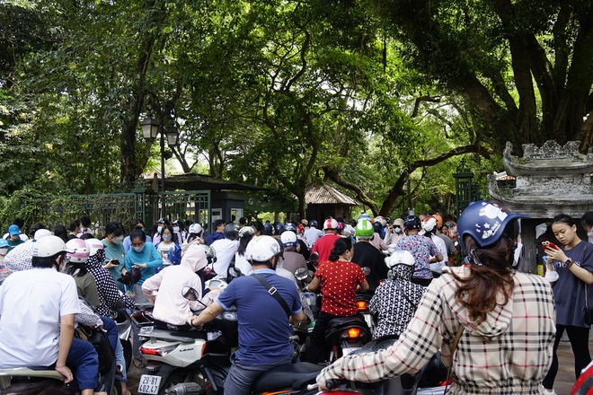 Hàng trăm phụ huynh, học sinh đội nắng đến Văn Miếu cầu may trước ngày thi lớp 10 - Ảnh 1.