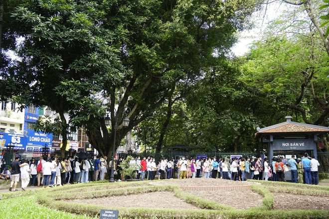 Hàng trăm phụ huynh, học sinh đội nắng đến Văn Miếu cầu may trước ngày thi lớp 10 - Ảnh 2.