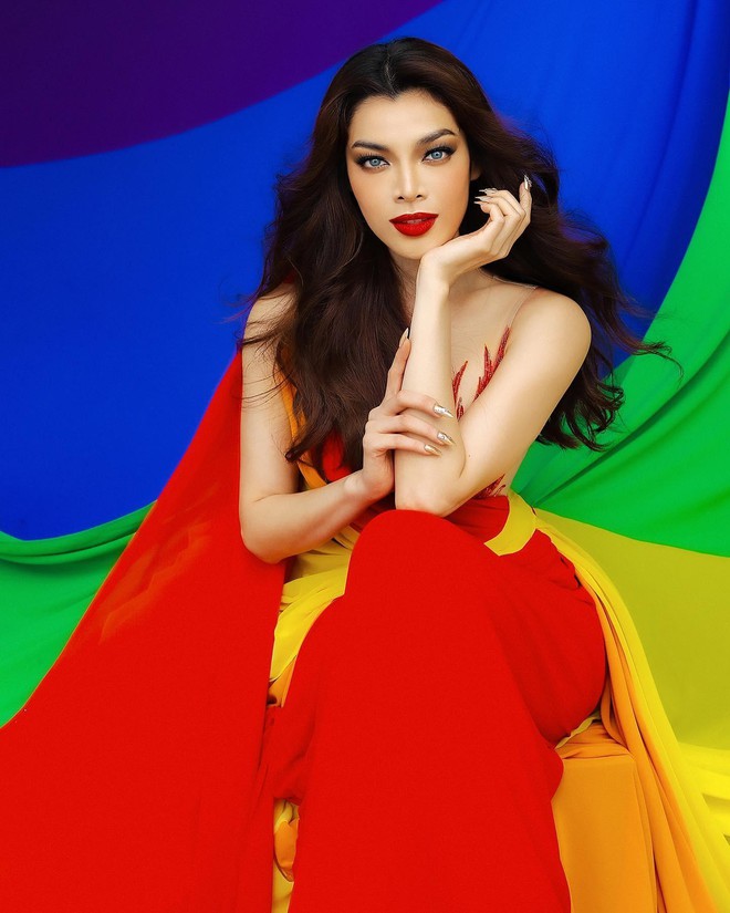 Trân Đài dùng cờ lục sắc làm váy dạ hội, mang niềm tự hào LGBT tới Hoa hậu chuyển giới quốc tế - Ảnh 4.