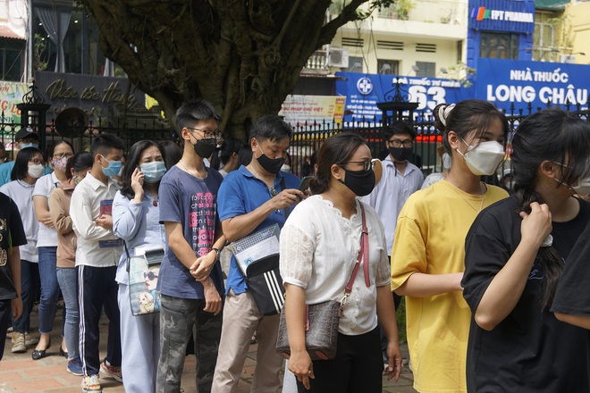 Hàng trăm phụ huynh, học sinh đội nắng đến Văn Miếu cầu may trước ngày thi lớp 10 - Ảnh 3.