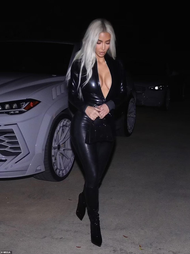 Kim Kardashian mặc đồ da liền thân bó sát, lộ vòng một nóng bỏng - Ảnh 7.