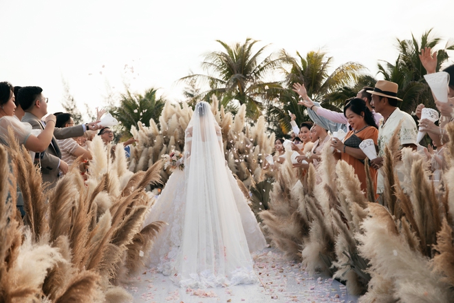 Toàn cảnh đám cưới của Minh Hằng và chồng doanh nhân: Lộ diện chú rể, cặp đôi hôn nhau cực ngọt trên lễ đường - Ảnh 10.