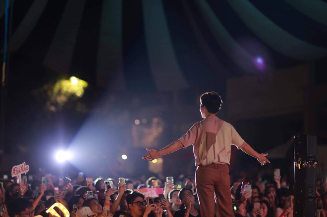 Đêm nhạc Indie ở Hà Nội liên tục gặp sự cố, Hoàng Dũng và các nghệ sĩ bị “bể show”, khán giả bức xúc đòi hoàn tiền - Ảnh 9.