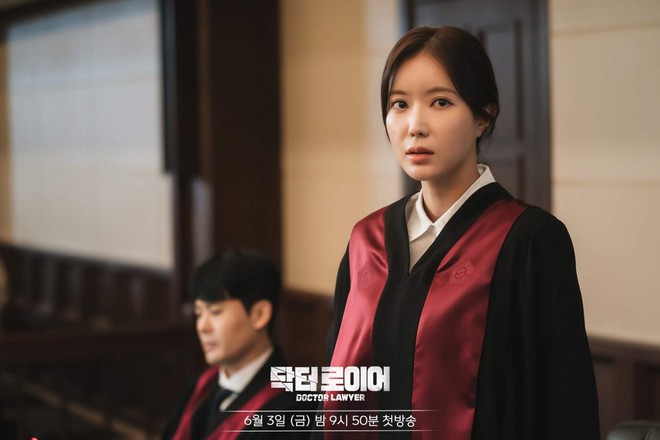 Bạn gái của So Ji Sub trong Bác Sĩ Luật Sư: Phong cách trẻ trung, sành điệu ở tuổi 32 - Ảnh 2.