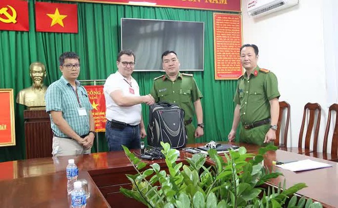 C&ocirc;ng an TP.HCM trao trả balo cho người đ&agrave;n &ocirc;ng Ph&aacute;p - Ảnh 1.