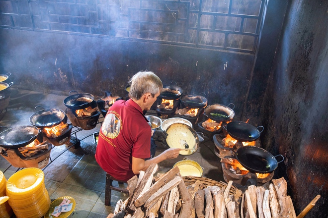 Bánh xèo chay 23 năm đãi khách miễn phí ở An Giang, số lượng bánh đổ 6.000 chiếc/ngày, người đổ bánh MÚA với 10 chiếc chảo liên tục - Ảnh 7.