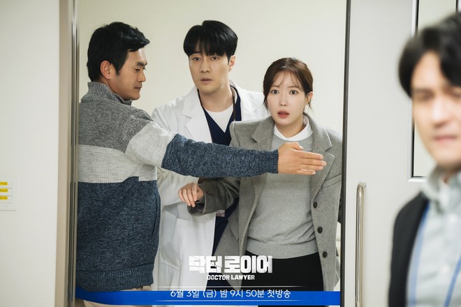 Bạn gái của So Ji Sub trong Bác Sĩ Luật Sư: Phong cách trẻ trung, sành điệu ở tuổi 32 - Ảnh 3.