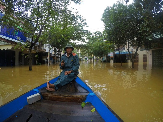 Anh Tây và đêm lụt nhớ đời ở Hà Nội: Mất 1,5 triệu sửa xe, dắt bộ 1 tiếng mới đến nhà - Ảnh 3.