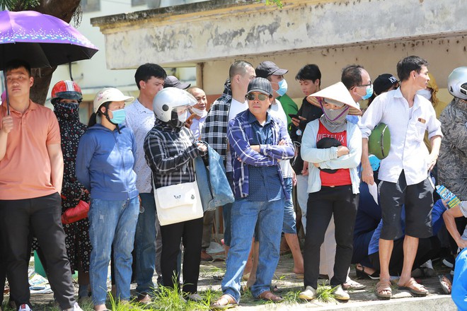 Nhiều phụ huynh bỏ làm ruộng đưa con đi thi trong nắng nóng gần 40 độ - Ảnh 7. Nhiều phụ huynh bỏ làm ruộng đưa con đi thi trong nắng nóng gần 40 độ - Ảnh 7.
