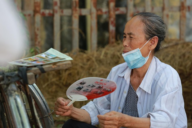 Nhiều phụ huynh bỏ làm ruộng đưa con đi thi trong nắng nóng gần 40 độ - Ảnh 1.