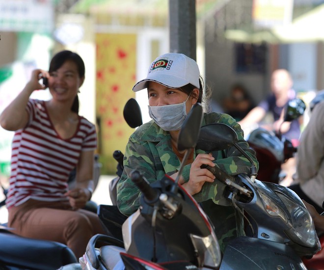 Nhiều phụ huynh bỏ làm ruộng đưa con đi thi trong nắng nóng gần 40 độ - Ảnh 3. Nhiều phụ huynh bỏ làm ruộng đưa con đi thi trong nắng nóng gần 40 độ - Ảnh 3.