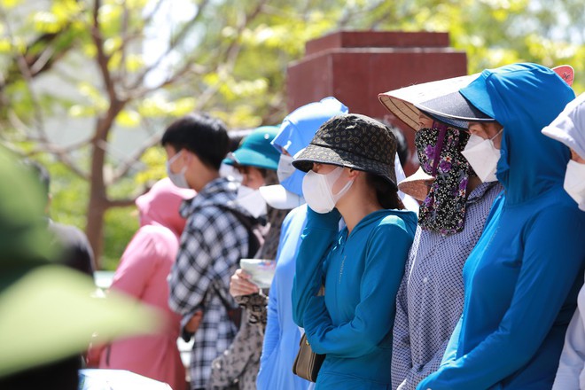 Nhiều phụ huynh bỏ làm ruộng đưa con đi thi trong nắng nóng gần 40 độ - Ảnh 8. Nhiều phụ huynh bỏ làm ruộng đưa con đi thi trong nắng nóng gần 40 độ - Ảnh 8.