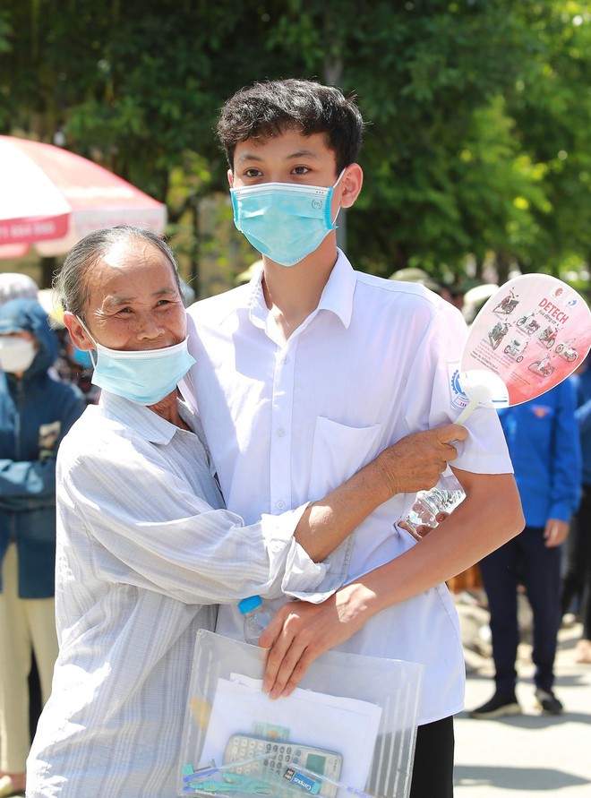 Nhiều phụ huynh bỏ làm ruộng đưa con đi thi trong nắng nóng gần 40 độ - Ảnh 9. Nhiều phụ huynh bỏ làm ruộng đưa con đi thi trong nắng nóng gần 40 độ - Ảnh 9.