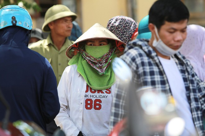 Nhiều phụ huynh bỏ làm ruộng đưa con đi thi trong nắng nóng gần 40 độ - Ảnh 5. Nhiều phụ huynh bỏ làm ruộng đưa con đi thi trong nắng nóng gần 40 độ - Ảnh 5.