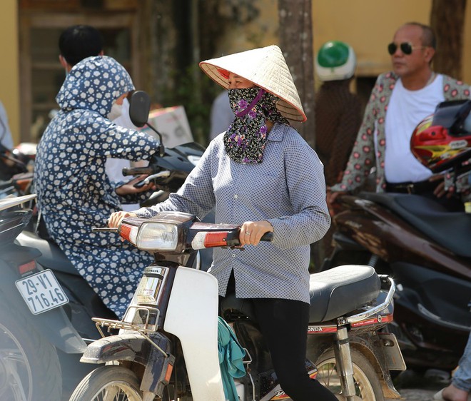 Nhiều phụ huynh bỏ làm ruộng đưa con đi thi trong nắng nóng gần 40 độ - Ảnh 6.