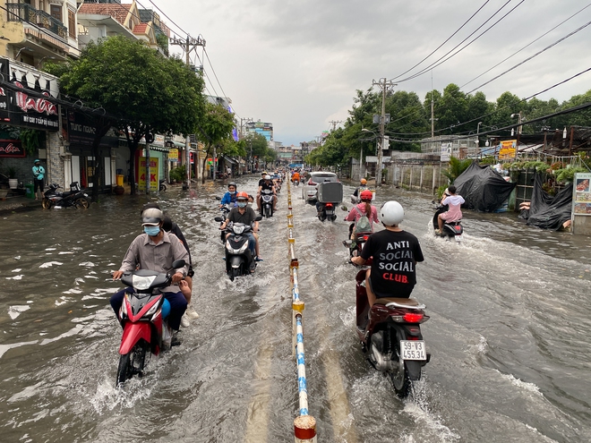 TP.HCM: Mưa như trút nước ngày cuối tuần, nhiều hàng quán đóng cửa sớm vì đường ngập nặng - Ảnh 1.