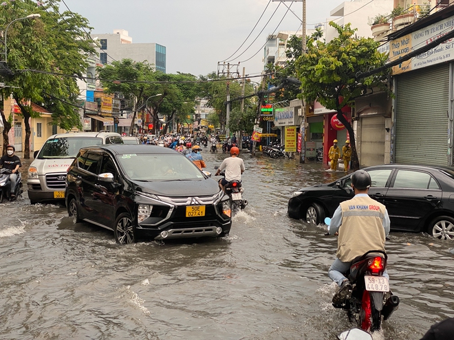 TP.HCM: Mưa như trút nước ngày cuối tuần, nhiều hàng quán đóng cửa sớm vì đường ngập nặng - Ảnh 10.