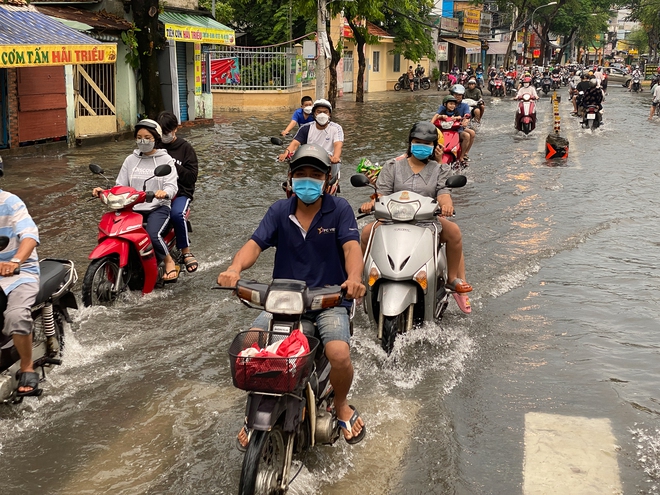 TP.HCM: Mưa như trút nước ngày cuối tuần, nhiều hàng quán đóng cửa sớm vì đường ngập nặng - Ảnh 12.