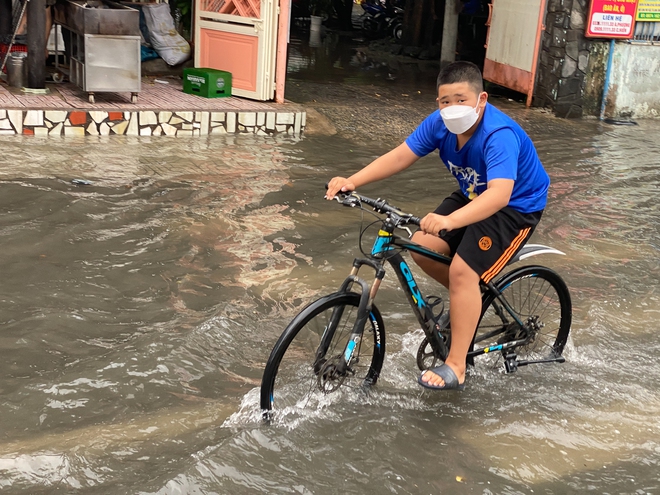 TP.HCM: Mưa như trút nước ngày cuối tuần, nhiều hàng quán đóng cửa sớm vì đường ngập nặng - Ảnh 5.