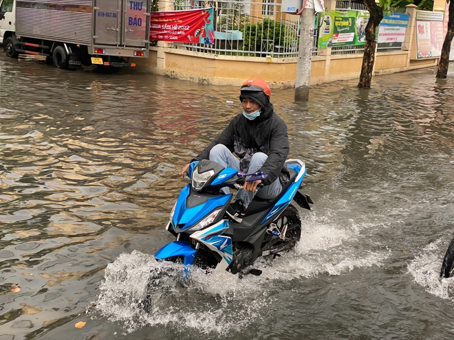 TP.HCM: Mưa như trút nước ngày cuối tuần, nhiều hàng quán đóng cửa sớm vì đường ngập nặng - Ảnh 7.