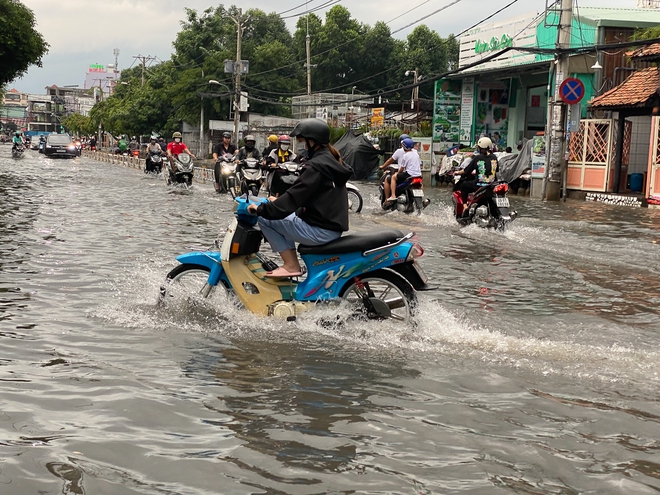 TP.HCM: Mưa như trút nước ngày cuối tuần, nhiều hàng quán đóng cửa sớm vì đường ngập nặng - Ảnh 14.