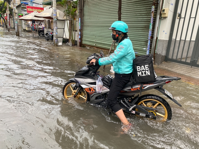 TP.HCM: Mưa như trút nước ngày cuối tuần, nhiều hàng quán đóng cửa sớm vì đường ngập nặng - Ảnh 11.