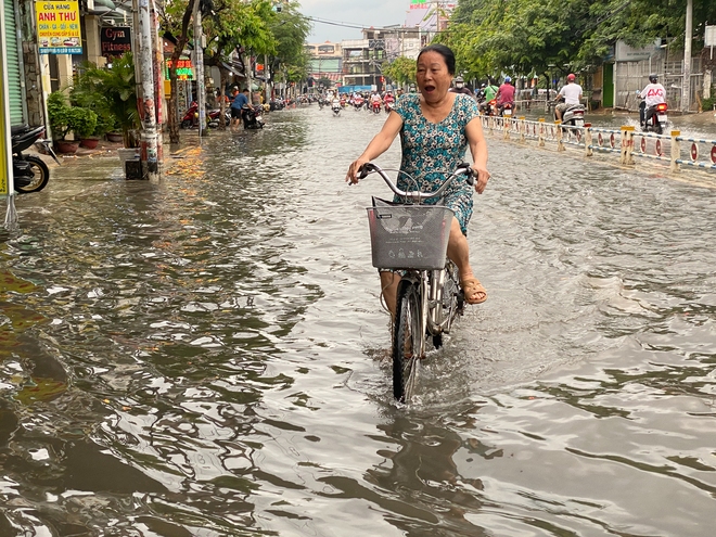 TP.HCM: Mưa như trút nước ngày cuối tuần, nhiều hàng quán đóng cửa sớm vì đường ngập nặng - Ảnh 8.