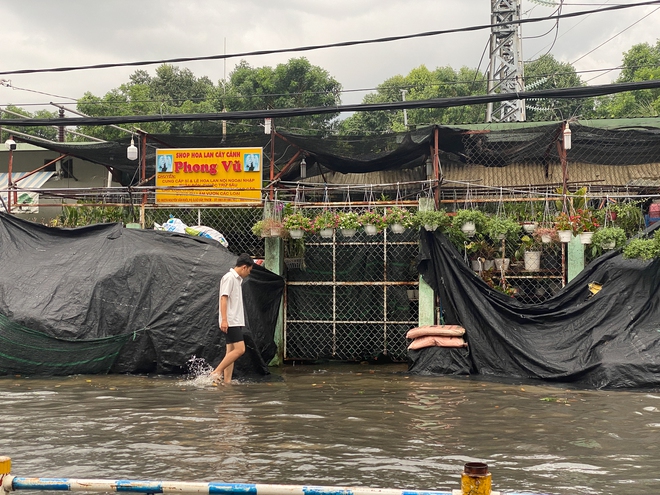 TP.HCM: Mưa như trút nước ngày cuối tuần, nhiều hàng quán đóng cửa sớm vì đường ngập nặng - Ảnh 9.