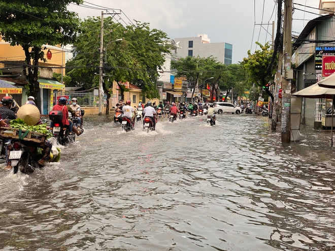 TP.HCM: Mưa như trút nước ngày cuối tuần, nhiều hàng quán đóng cửa sớm vì đường ngập nặng - Ảnh 13.