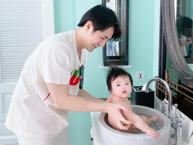 Những &ocirc;ng bố bỉm sữa Vbiz b&ecirc;n ngo&agrave;i c&oacute; sự nghiệp, về nh&agrave; chăm con giỏi kh&ocirc;ng k&eacute;m vợ - Ảnh 8.