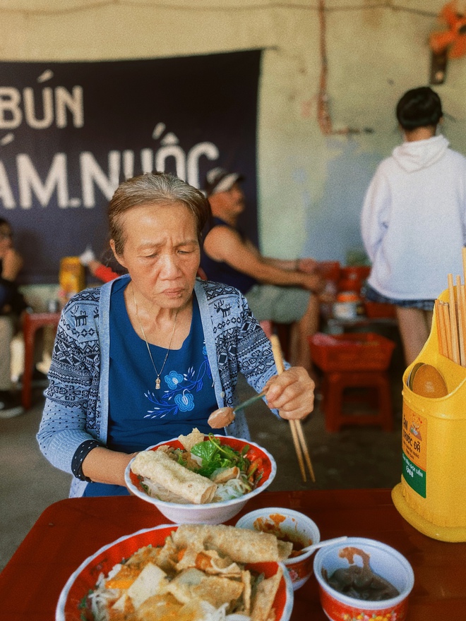 Độc đáo bún giấm nuốc, quán nhỏ liêu xiêu có sức hút mãnh liệt níu chân khách ngày hè - Ảnh 5.