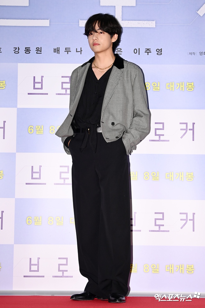 Press conference on the red carpet, gathering 30 A-list stars: Kang Dong Won and V (BTS) dominated the obese Lee Min Ho, IU invited BLACKPINK and the top beauties to attend - Photo 2.