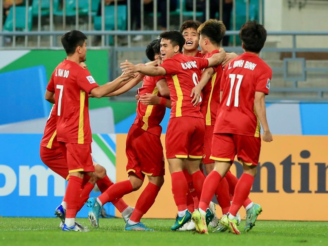 Khiến U23 Thái Lan toát mồ hôi bám đuổi, U23 Việt Nam đánh rơi 3 điểm tiếc nuối ở phút bù giờ - Ảnh 2.