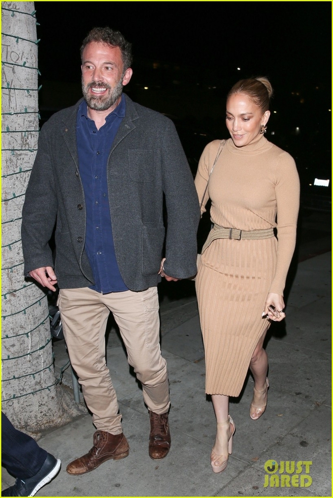 Jennifer Lopez diện đầm bó gợi cảm, hẹn hò ăn tối lãng mạn cùng tình trẻ - Ảnh 1.
