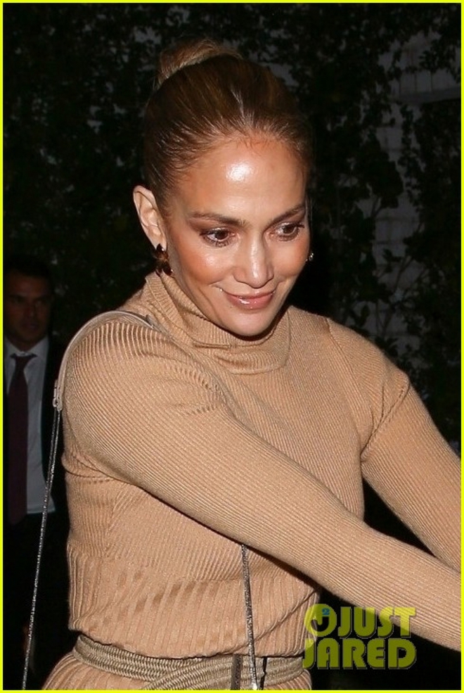 Jennifer Lopez diện đầm bó gợi cảm, hẹn hò ăn tối lãng mạn cùng tình trẻ - Ảnh 2.