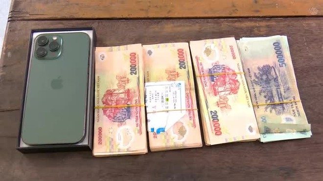 Mở k&eacute;t sắt trộm tiền của b&agrave; ngoại để&hellip; mua iPhone tặng bạn g&aacute;i - Ảnh 2.